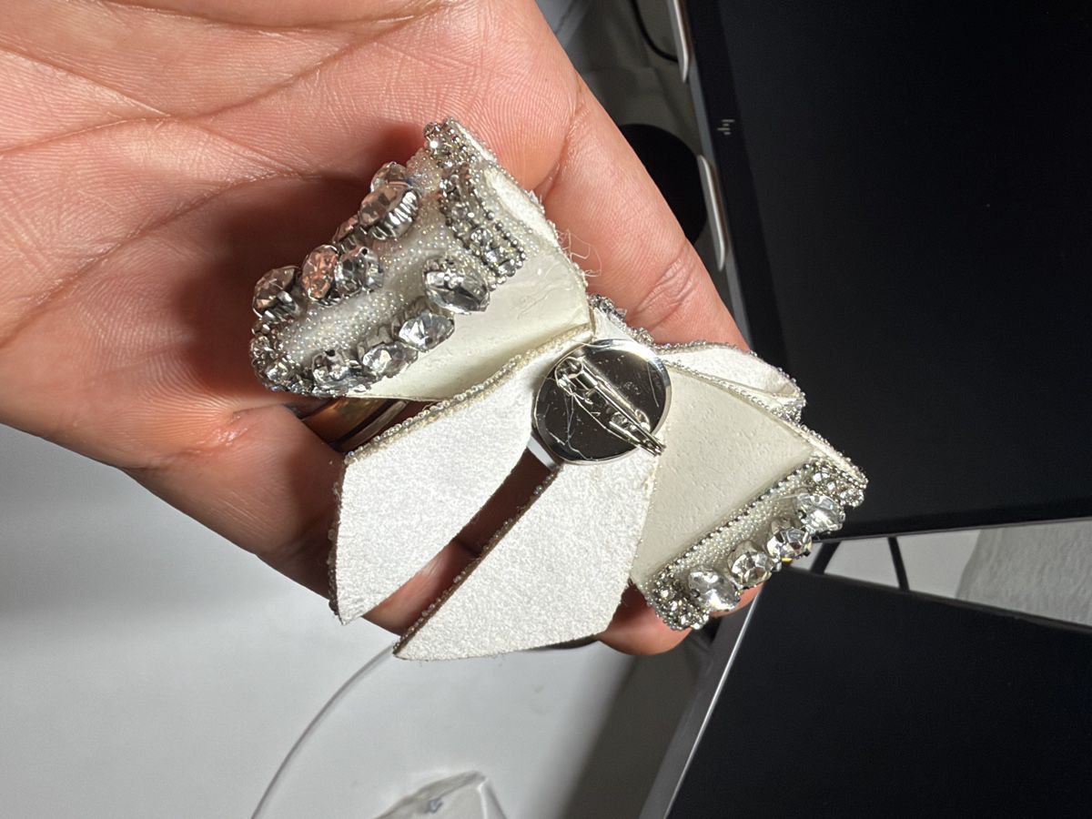 Broschen & Nadeln: Brosche mit Strasssteinen weiss silberfarben – Neu und originalverpackt aus Zug von car_fr2j 4
