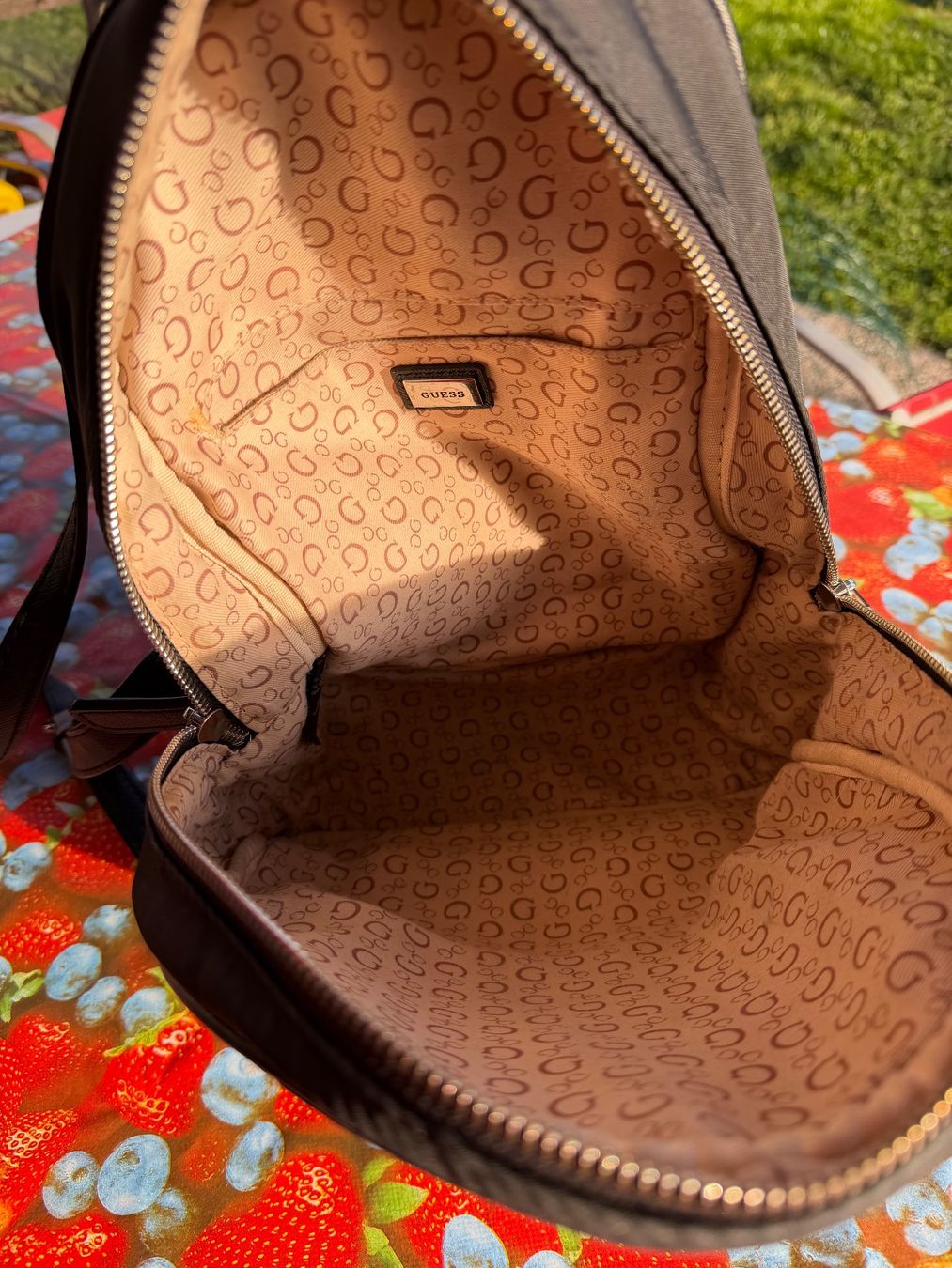 Guess Zaini: Guess - Rucksack - schwarz – Usato da Cugnasco venduto da tizianaq 1