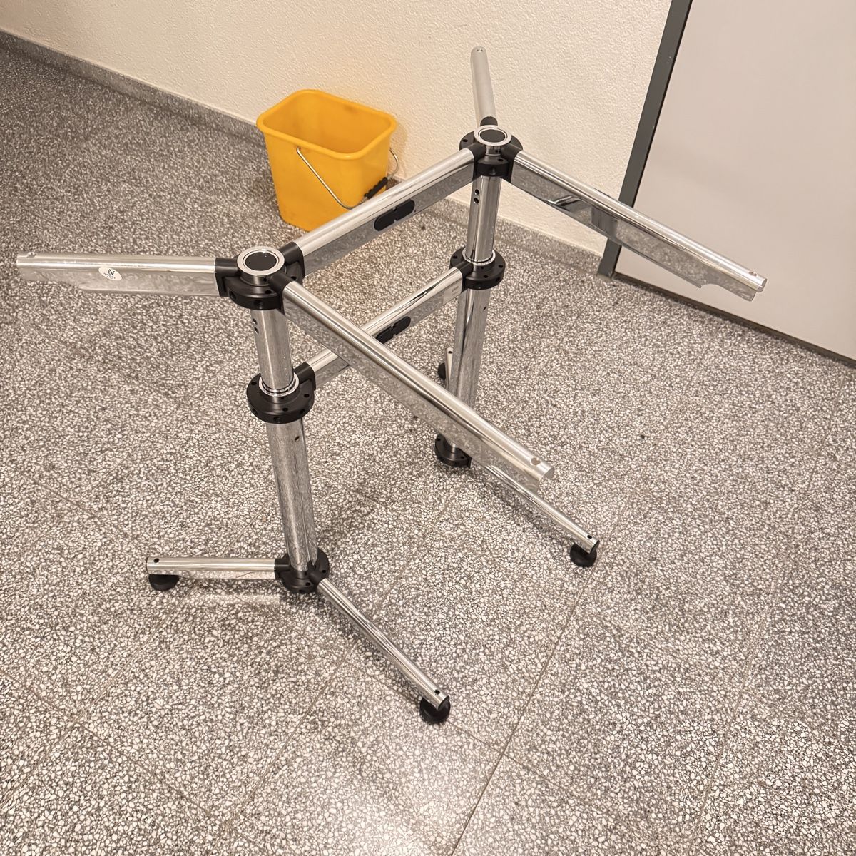 Schreibtische: USM Haller Kitos Tischgestell Chrom  – Gebraucht aus Tann von gor_pyy9 3