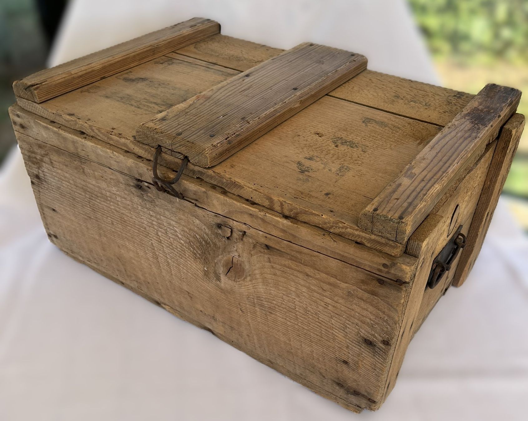 Casse di trasporto: Rustikale antike Holzkiste mit Lederscharnieren – Usato da Wiesendangen venduto da Frohberg