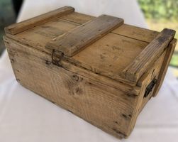 Rustikale antike Holzkiste mit Lederscharnieren