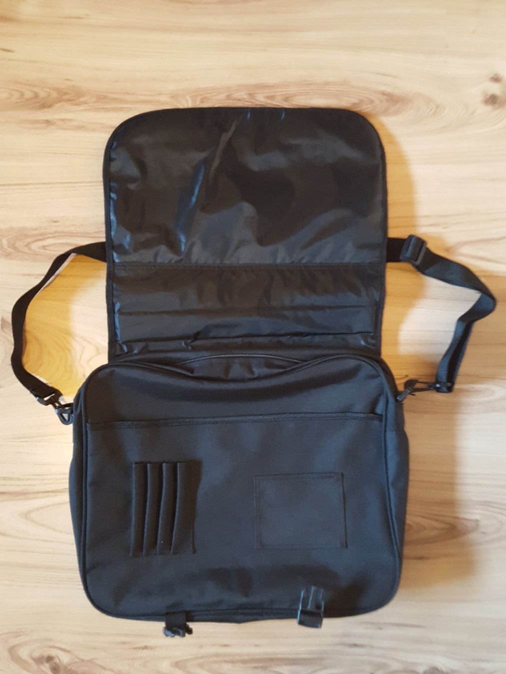Taschen: Schwarze Umhängetasche / Laptoptasche von Pro Design – Gebraucht aus Worb von FroLok 1