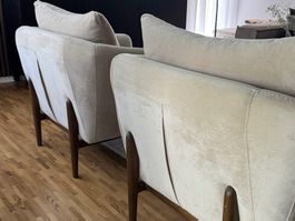 2 Sessel aus hellbeigem Samt