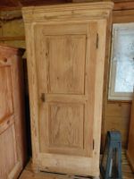 Antiker Kleiderschrank aus Tannenholz