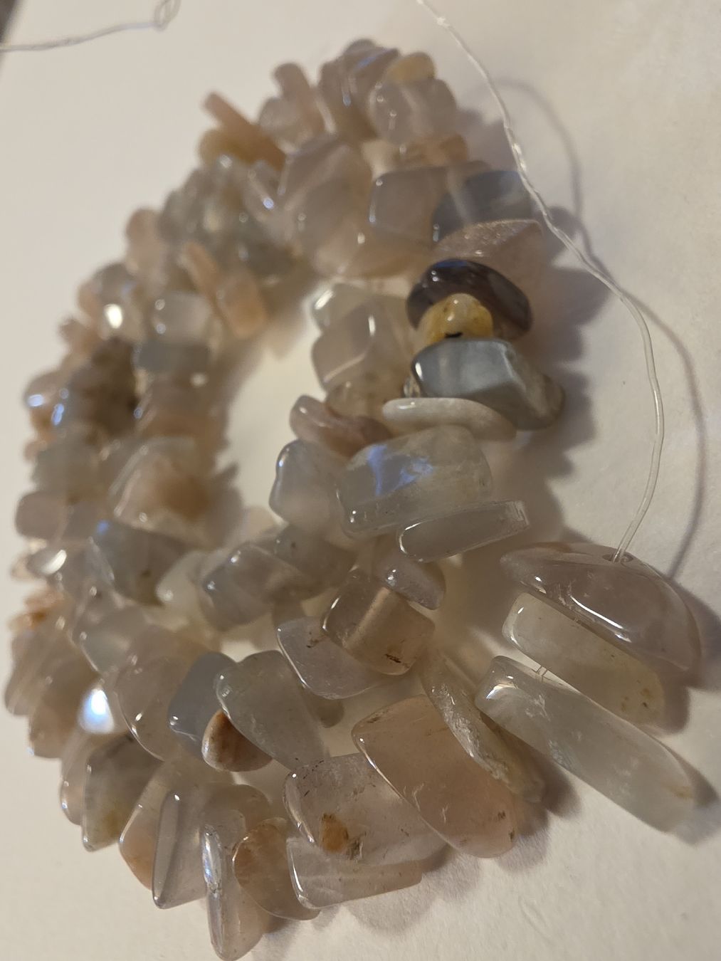 Mineralien & Heilsteine: Sonnenstein Splitter ca. 5-11mm. Strang – Neu und originalverpackt aus Menziken von Mirager
