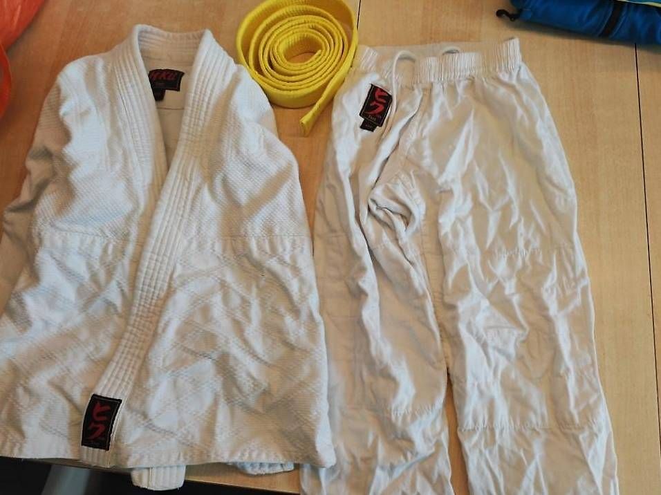 Completi: Judo-/Aikido-Anzug Gr. 130 – Usato da Kerzers venduto da Hotze0