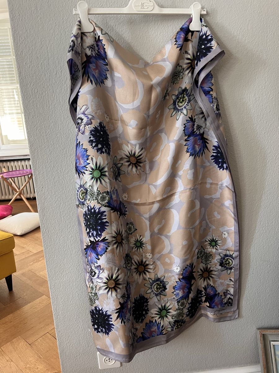 Marc Cain Foulards, Tücher & Schals: Seidenfoulard Marc Cain Blumenprint  – Gebraucht aus Solothurn von Brini06