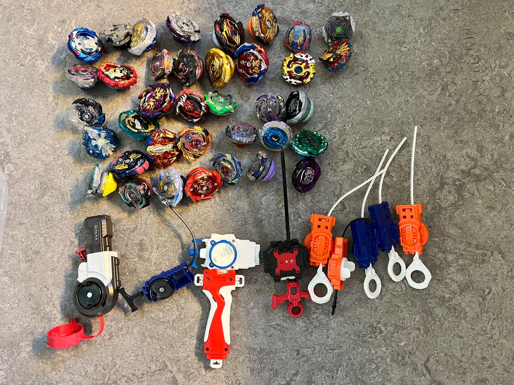 Hasbro Giocattoli: 35+ Beyblades sowie diverse Launcher – Usato da Bern venduto da ei.ma