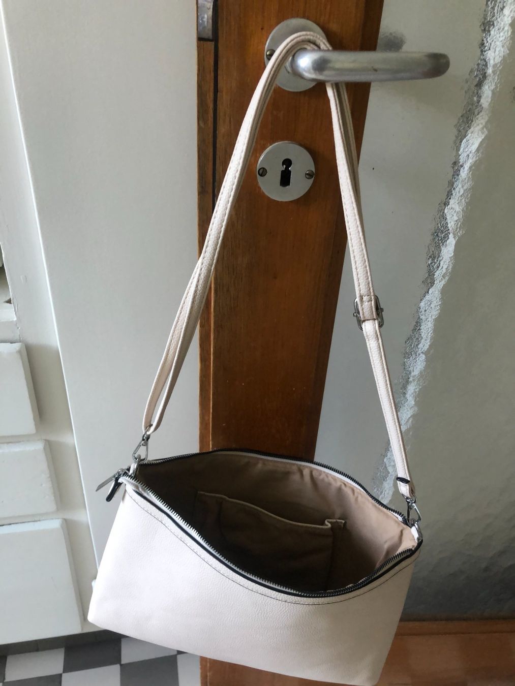 Borse da donna: sehr schöne beige elegante flache Ledertasche mit Traggurt – Usato da Zürich venduto da Tivoli2 2