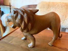 Detailreiche Holzskulptur eines brüllenden Löwen