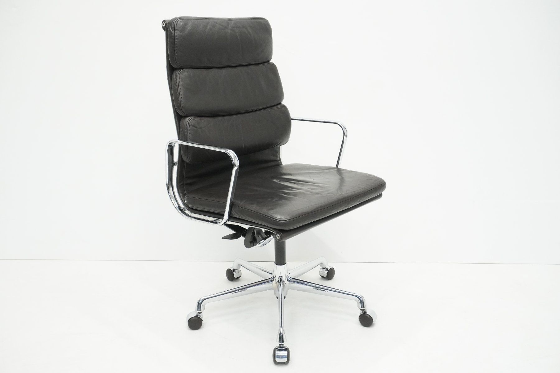 Vitra Sedie: Vitra Soft Pad EA219 Leder chocolate – Usato da Bad Zurzach venduto da QLASSIQ 2