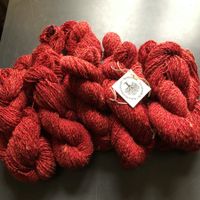 730g Schafwolle/Seide handgesponnen - rot meliert
