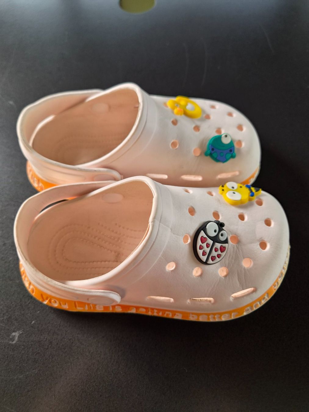 Chaussures garçon: Kinder Clogs hellorange mit Tiermotiven Grösse 26 – D'occasion à Ibach par urs_sl5h 3
