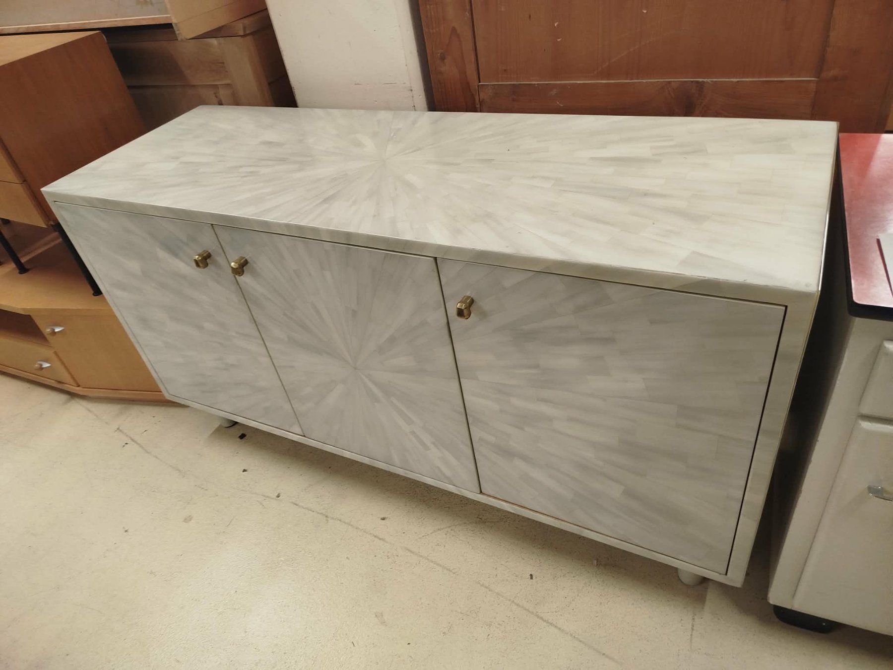 Cassettiere: Buffet Torion 3 portes, gris clair, imitation corne. – Usato da La Chaux-de-Fonds venduto da Emmaus2300CDF