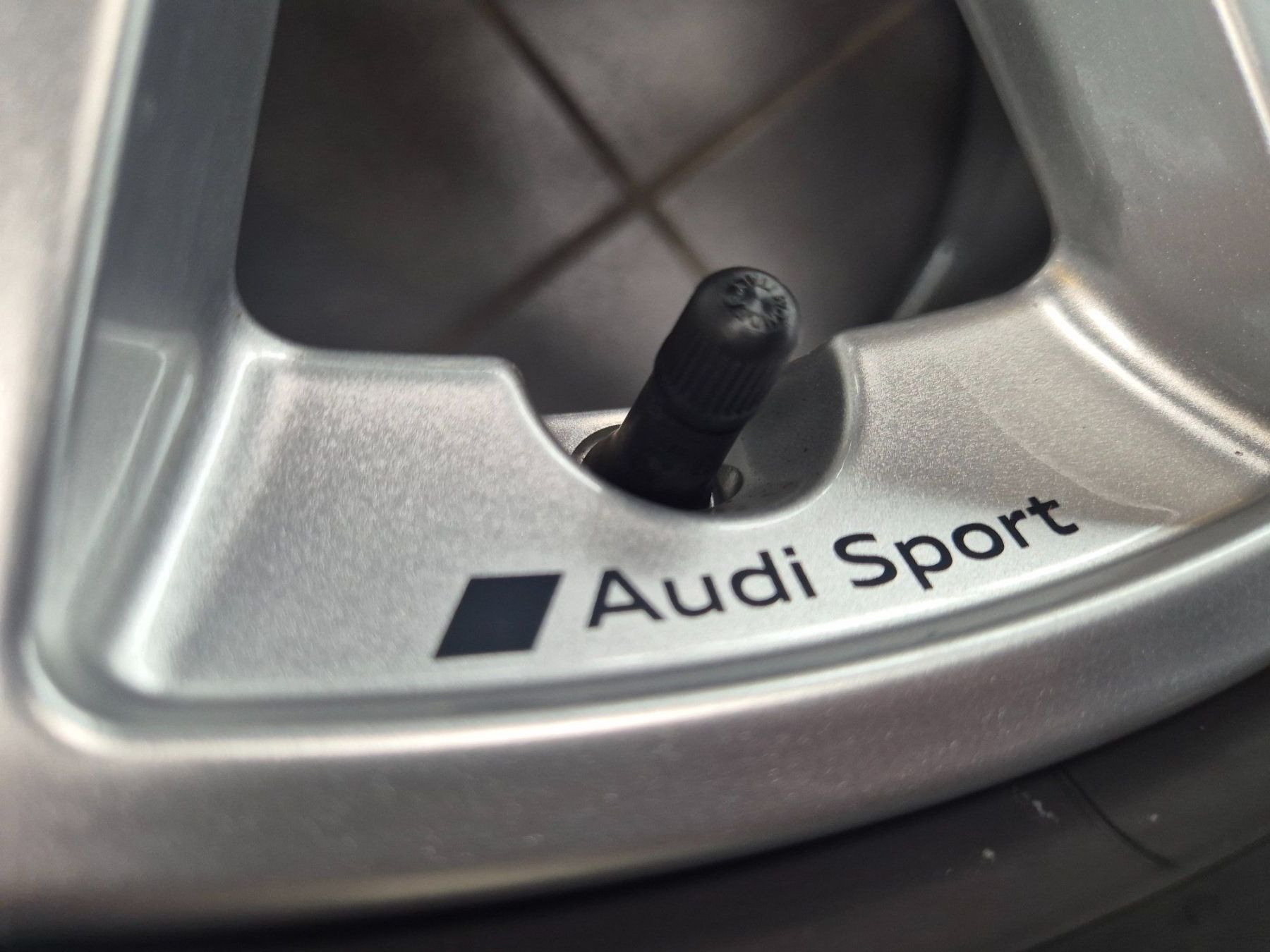 Audi Pneumatici & Ruote complete: Winterräder 19" Audi RSQ3 – Usato da Winterthur venduto da WEWi-Ersatzteile 2