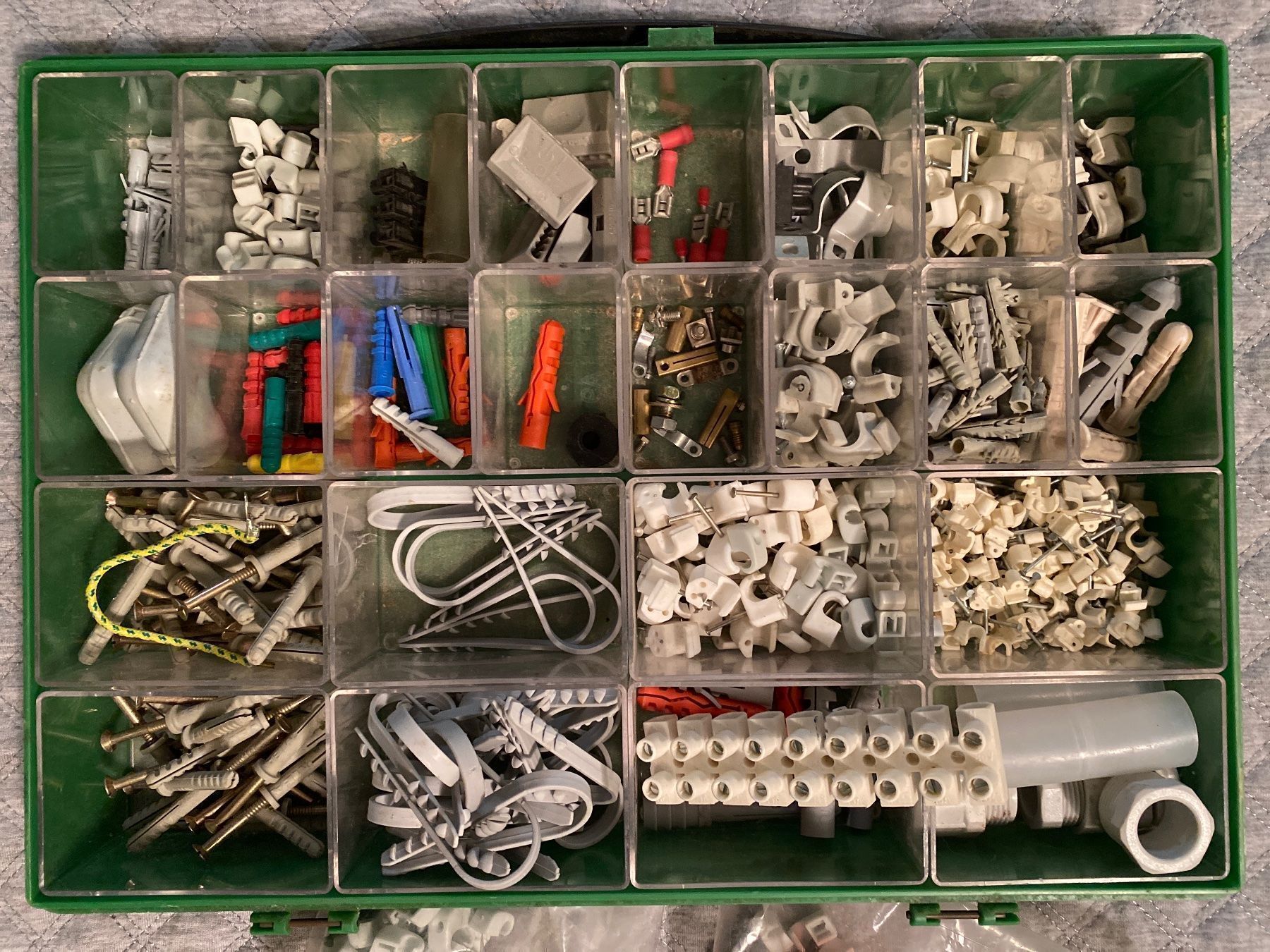 Elektronikbauteile: Dübel, elektro Zubehör – Gebraucht aus Bülach von Jackybabue 2