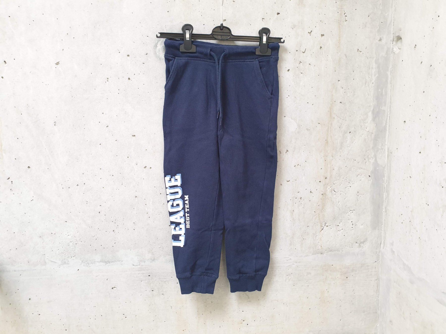 Hosen: Jogging en molleton Sfera, bleu marine, garçon, 116 – Gebraucht aus Fribourg von fripons