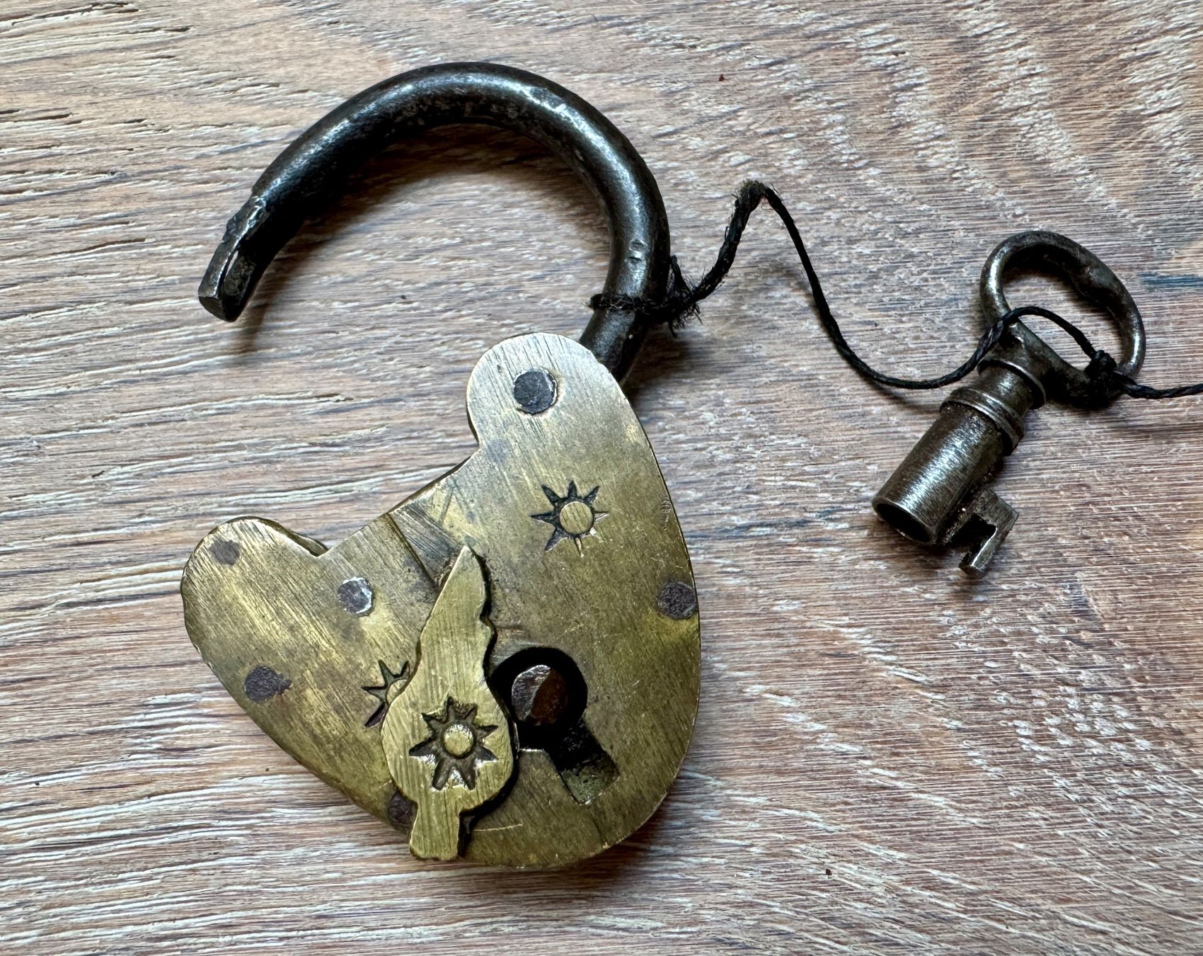 Cadenas: Antikes kleines Vorhängeschloss m.Schlüssel Messing antik – D'occasion à Rothrist par Luckywinner 2