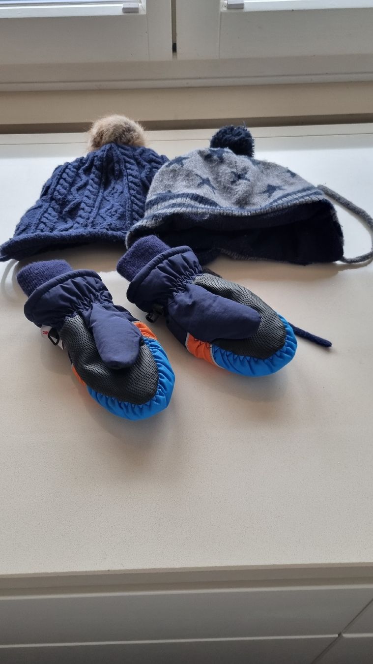 Kleiderpakete & -sets: 2 bonnet et 1 part gants hiver garçon – Gebraucht aus Ferpicloz von Clicli014 1