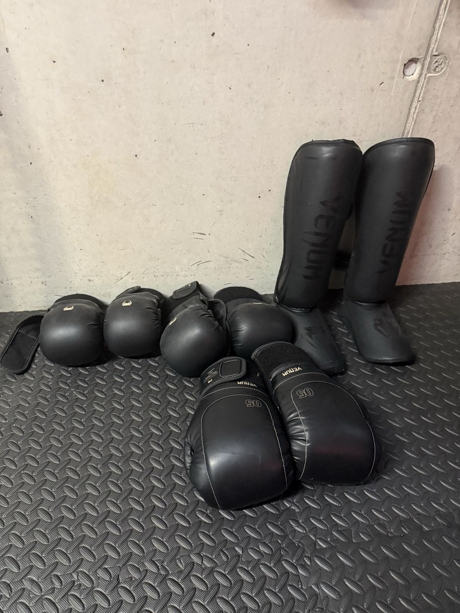 Guanti & manicotti: Boxing und MMA  – Nuovo (secondo la descrizione) da Oberglatt ZH venduto da Toronto94