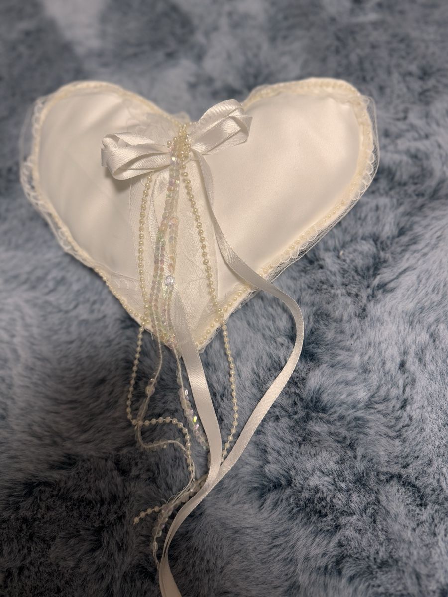 Cuscini: Coussin alliances mariage, perles et satin – Usato da La Chaux-de-Fonds venduto da Sabinchenn 2