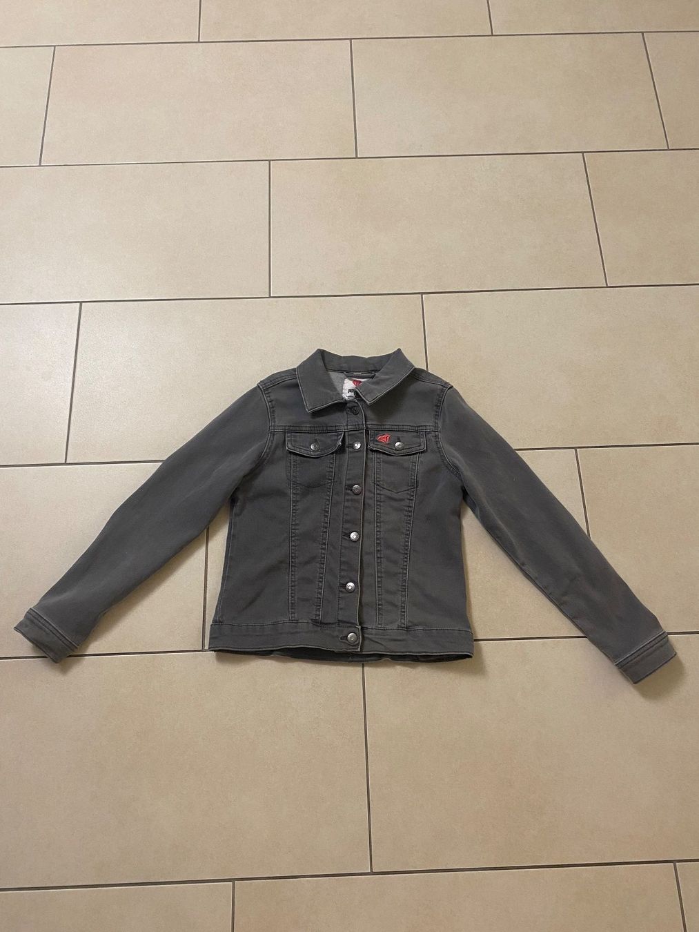 Giacche & Cappotti: Graue Jeansjacke Mädchen Grösse 146 – Usato da Küssnacht am Rigi venduto da icbicb