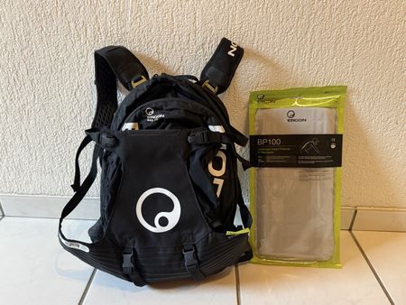 Ergon Rucksack mit Rückenprotektor und Regenschutz Neuwertig