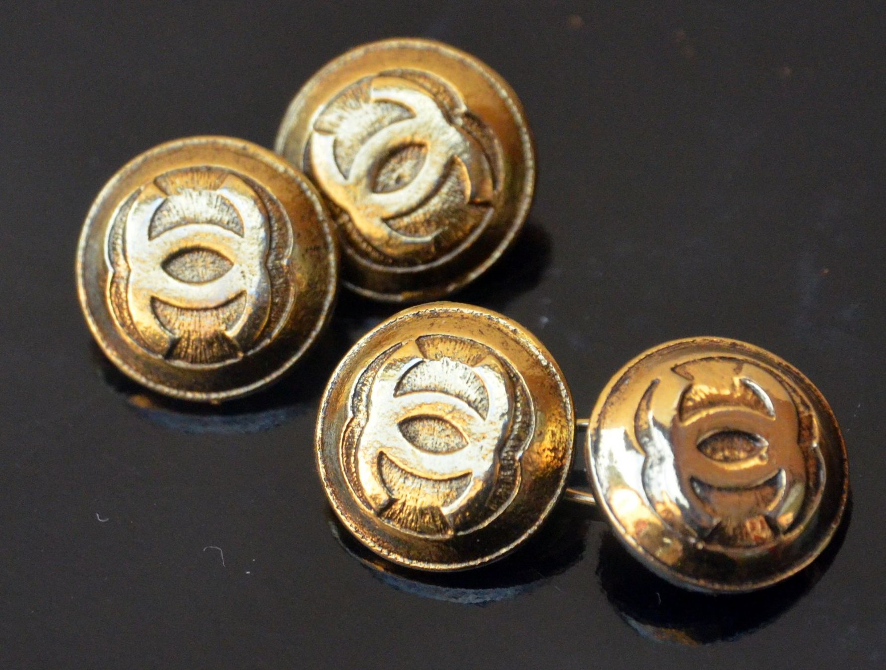 Chanel Gemelli: Chanel Manschettenknöpfe / Boutons de manchette – Usato da Collonges venduto da Auganien