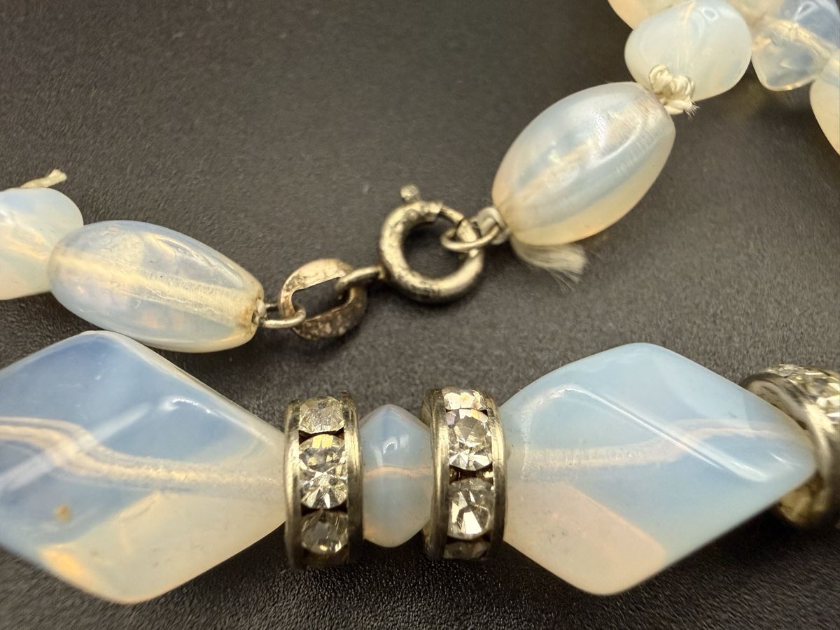 Catenine: Antike Halskette aus Opalglas mit Strass-Elementen – Usato da Lamone venduto da LaCantinaMagica 4
