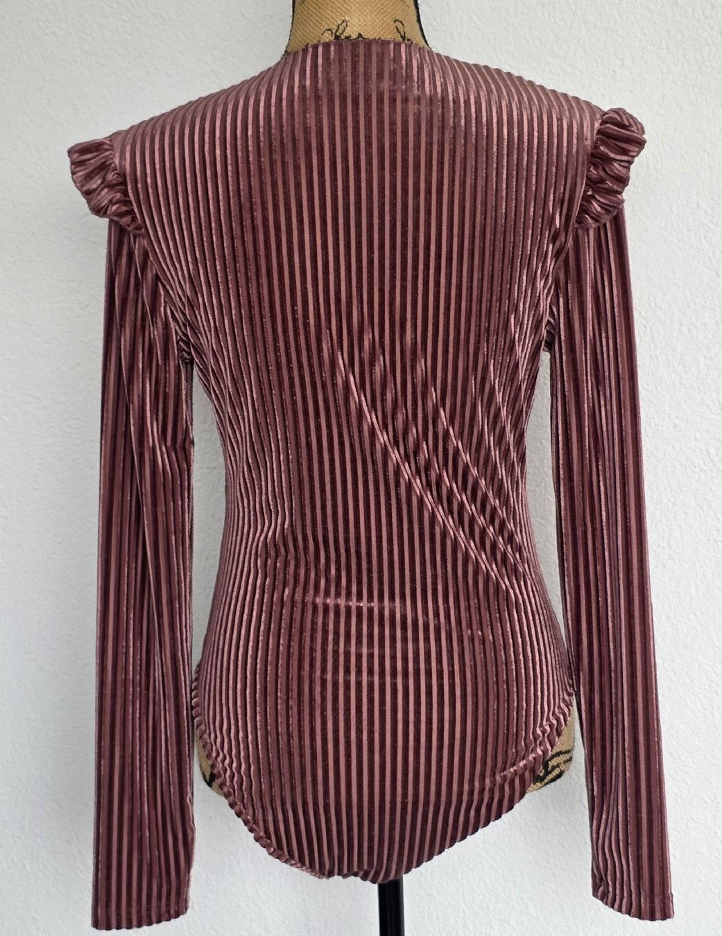 Top: Samt Body mit Rüschen, Grösse S/M,  Neu – Nuovo (secondo la descrizione) da Rheinsulz venduto da Gilea 4