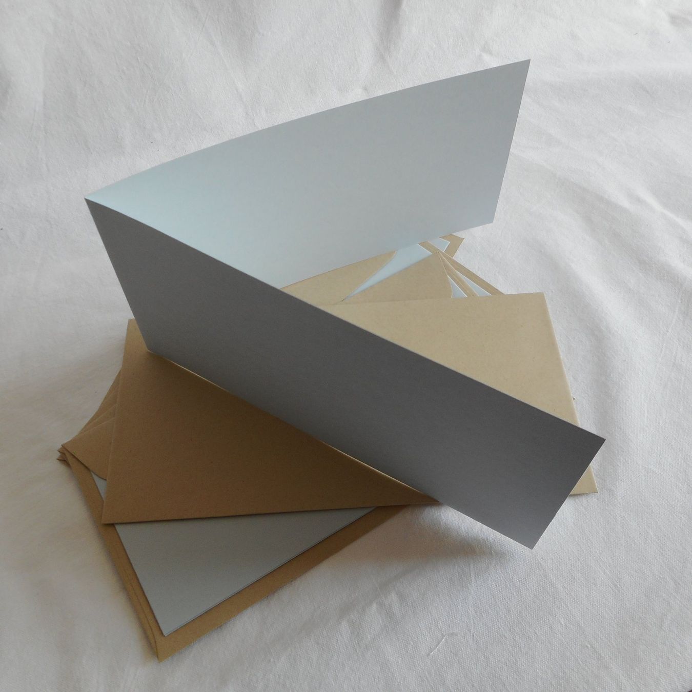 Cartoline: Schreibset Karten & Couverts Hellblau/Beige – Nuovo (secondo la descrizione) da Niederlenz venduto da Berghem 1
