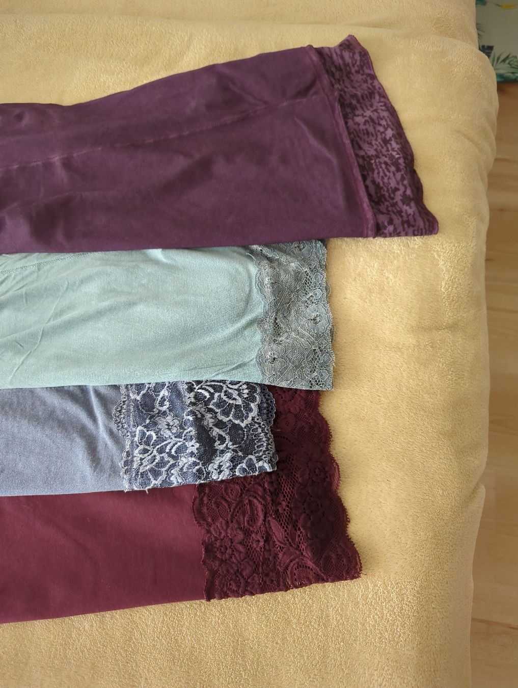 Lotti di vestiti: 4er Set Langarm mit Spitze, Gr. 40/42, bequem & elegant – Usato da Einsiedeln venduto da katschar 3