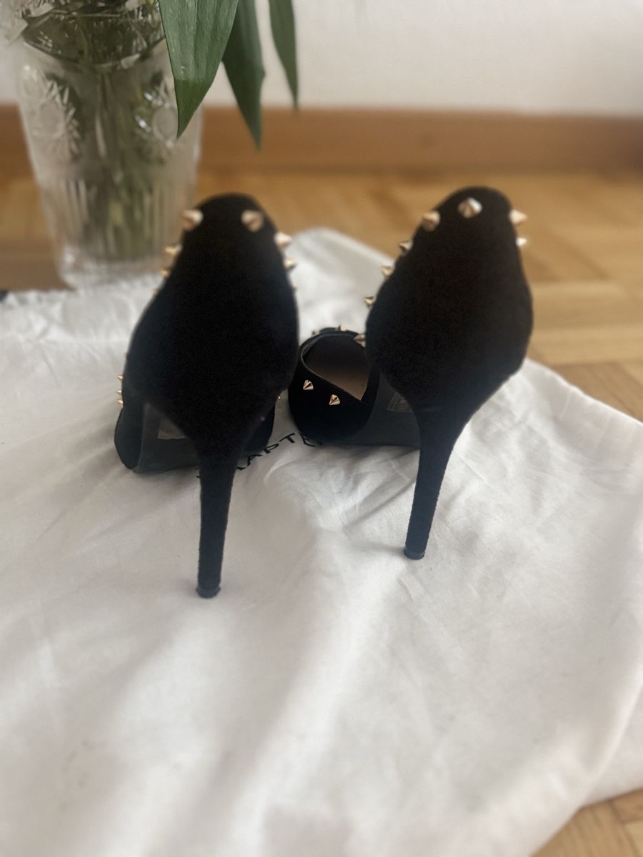 Chaussures femmes: Pumps schwarz mit Nieten Grösse 36 – D'occasion à Oberglatt ZH par Rono96 2