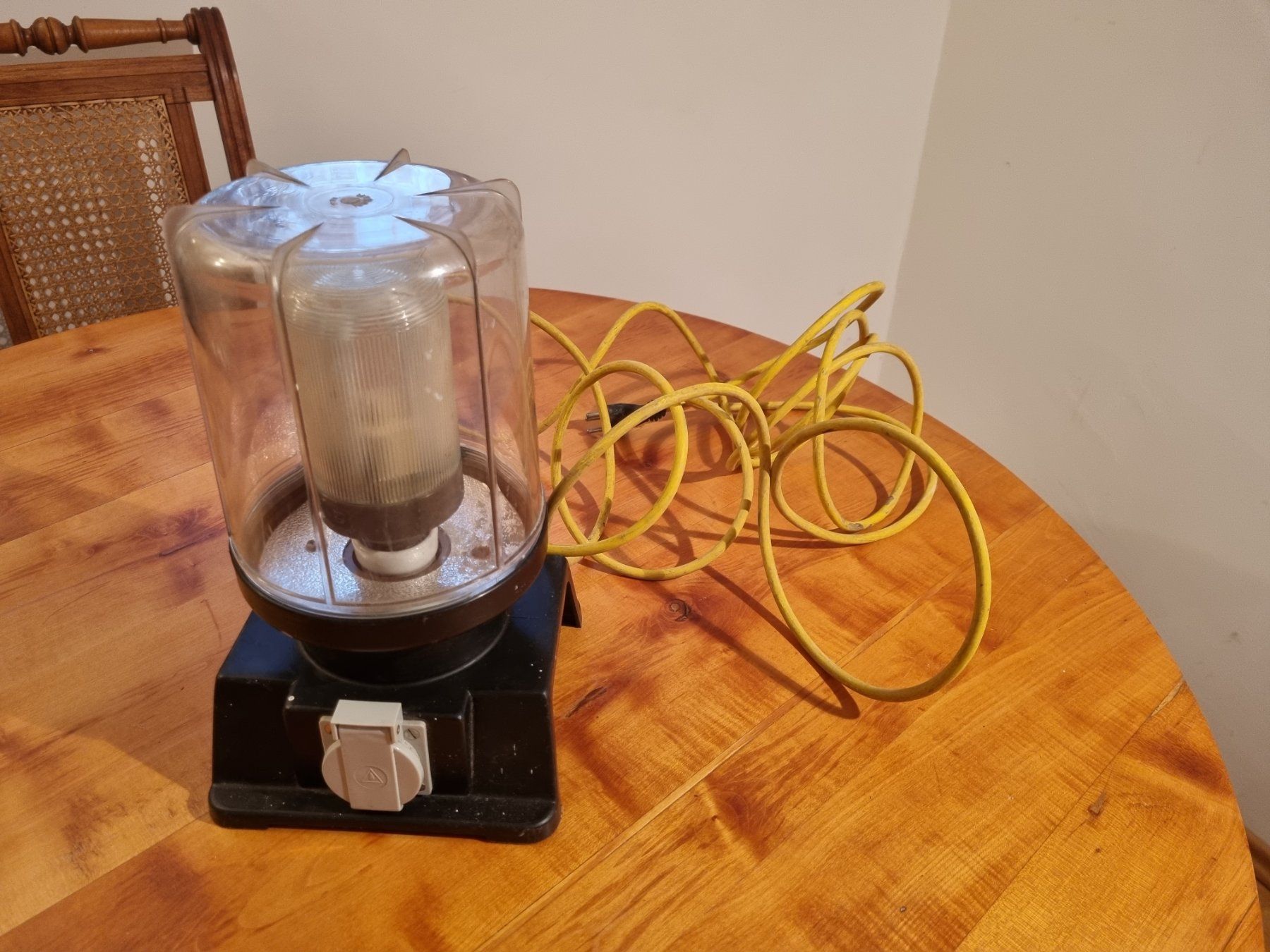 Lampade: Lampe mit integrierter Steckdose – Usato da Fürstenaubruck venduto da PizBeverin2018 1