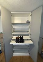 Schuhschrank mit ausziehbaren Tablaren