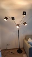 Stehlampe mit verstellbaren Spotlights