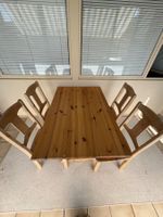 Massiver Kiefernholz-Esstisch mit 4 Stühlen – Landhausstil