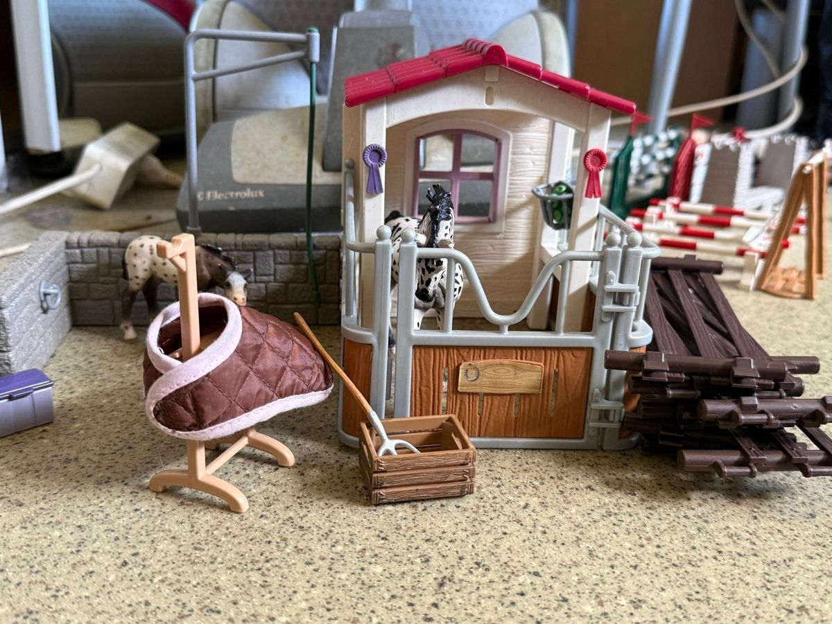 Schleich Spielzeuge: Schleich Stall mit Putzplatz – Gebraucht aus Zuchwil von moa_kel