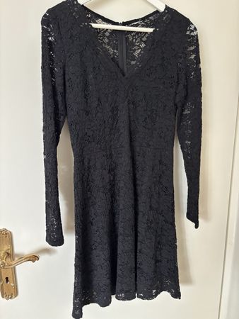 Robe dentelle noire doublée . Fermeture au dos. Taille 36