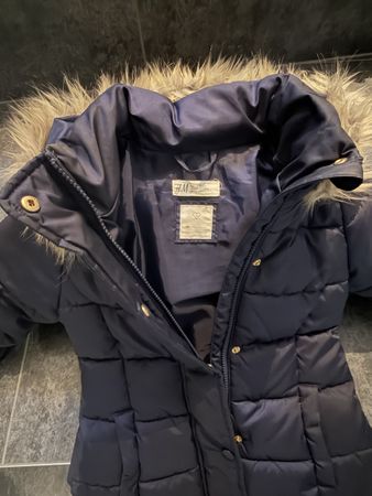 H&M Winterjacke tailliert dunkelblau mit Kapuze - Grösse 122
