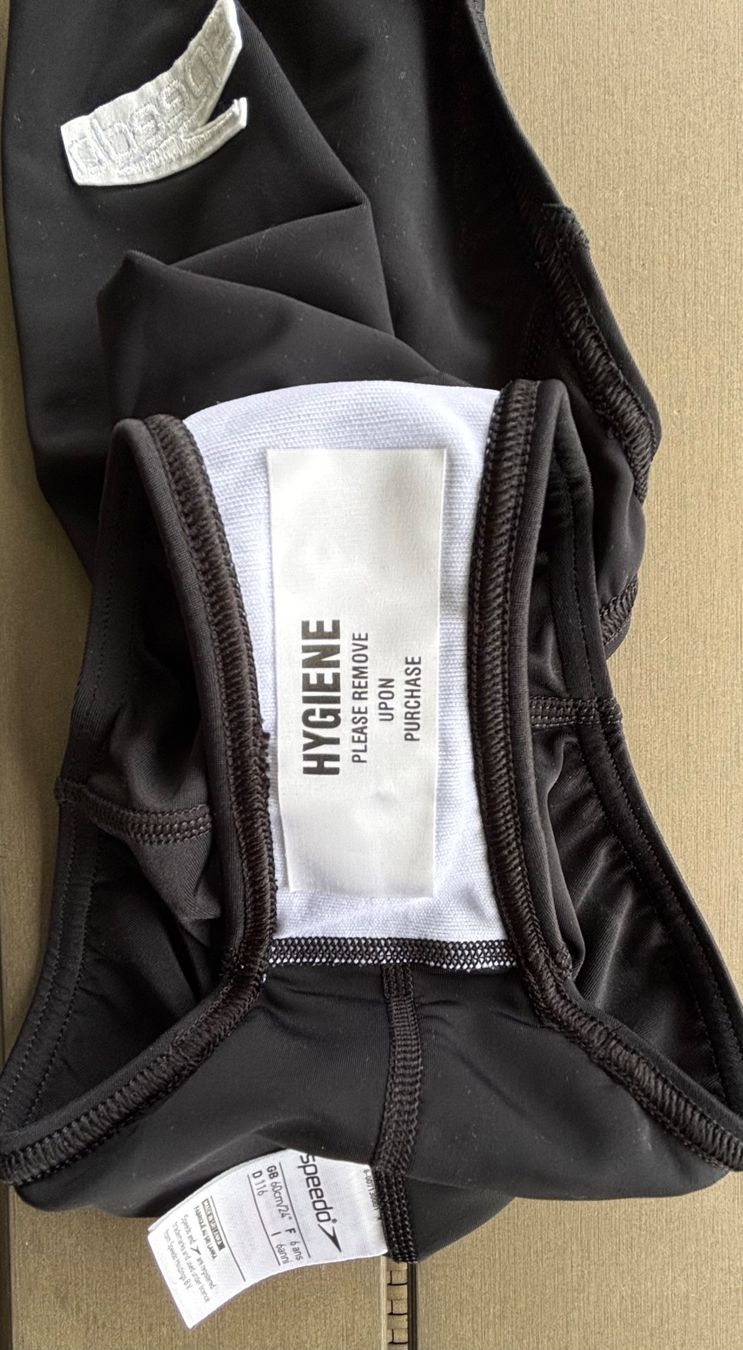 Speedo Costumi da bagno & Bikini: Badekleid Speedo Solid Splashback, Gr. 116, schwarz mit Logo – Nuovo e nell'imballaggio originale da Ebnat-Kappel venduto da Molton 3