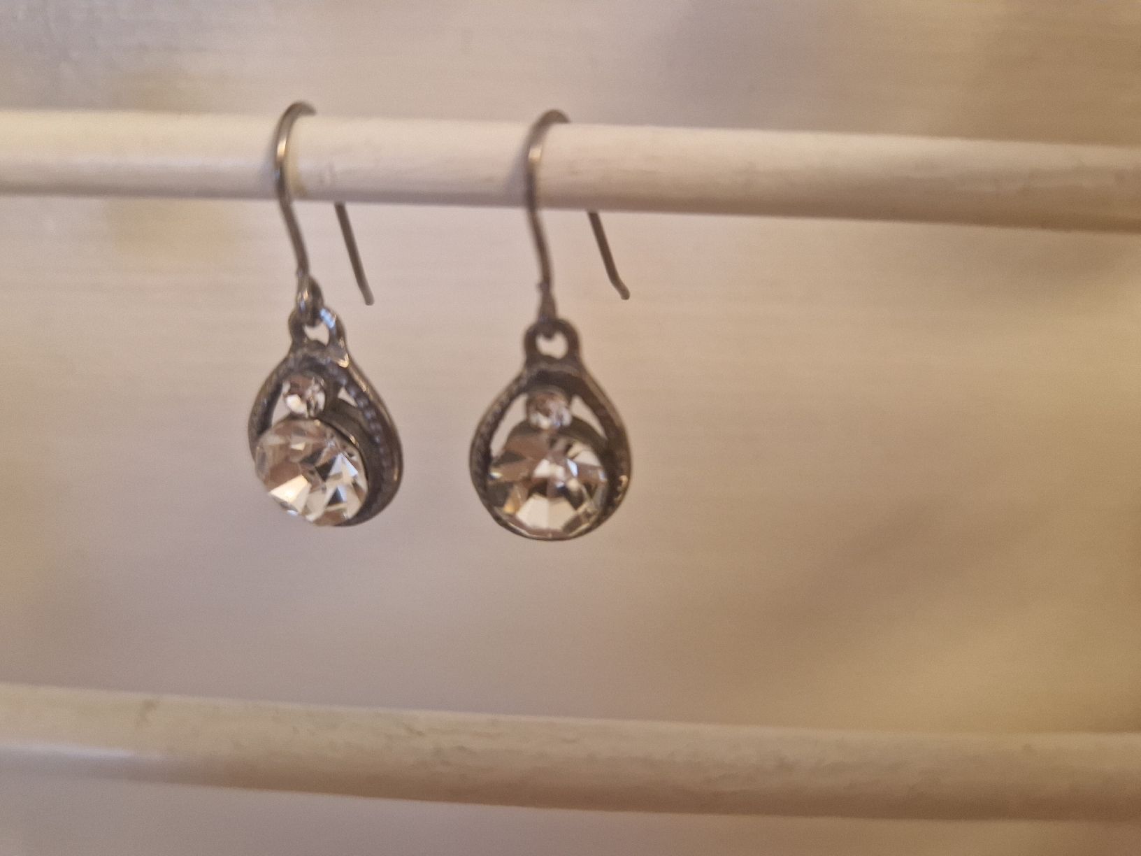 Ohrringe & -stecker: Elegante Silberfarbene Ohrhänger mit Strasssteinchen – Gebraucht aus Bünzen von Milly32 3