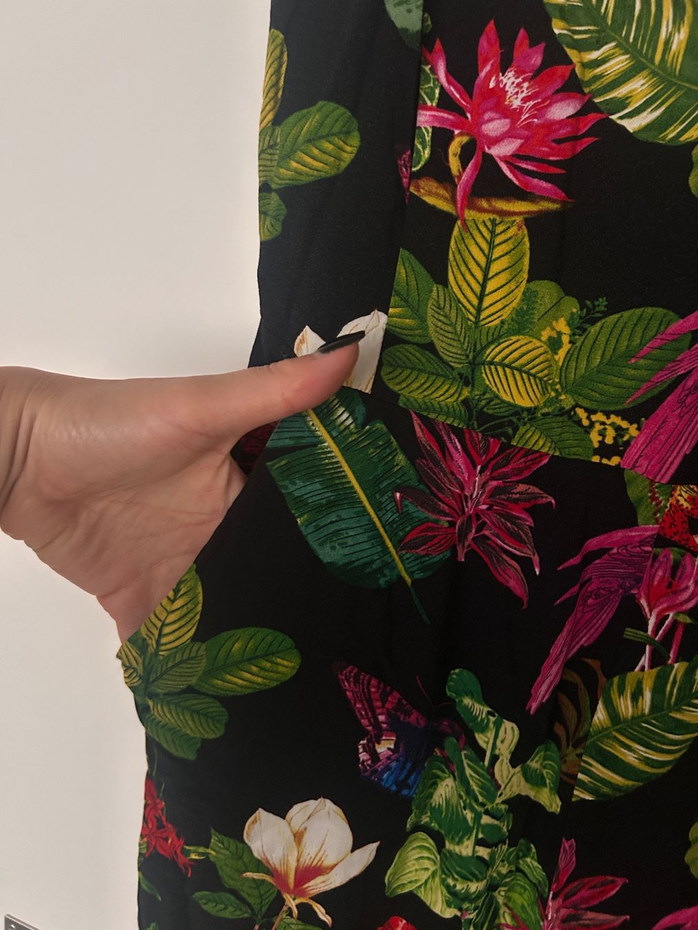 Mango Tute: MANGO - Sommerlicher Jumpsuit mit Tropical Print – Usato da Bönigen venduto da zis_bnd7 2