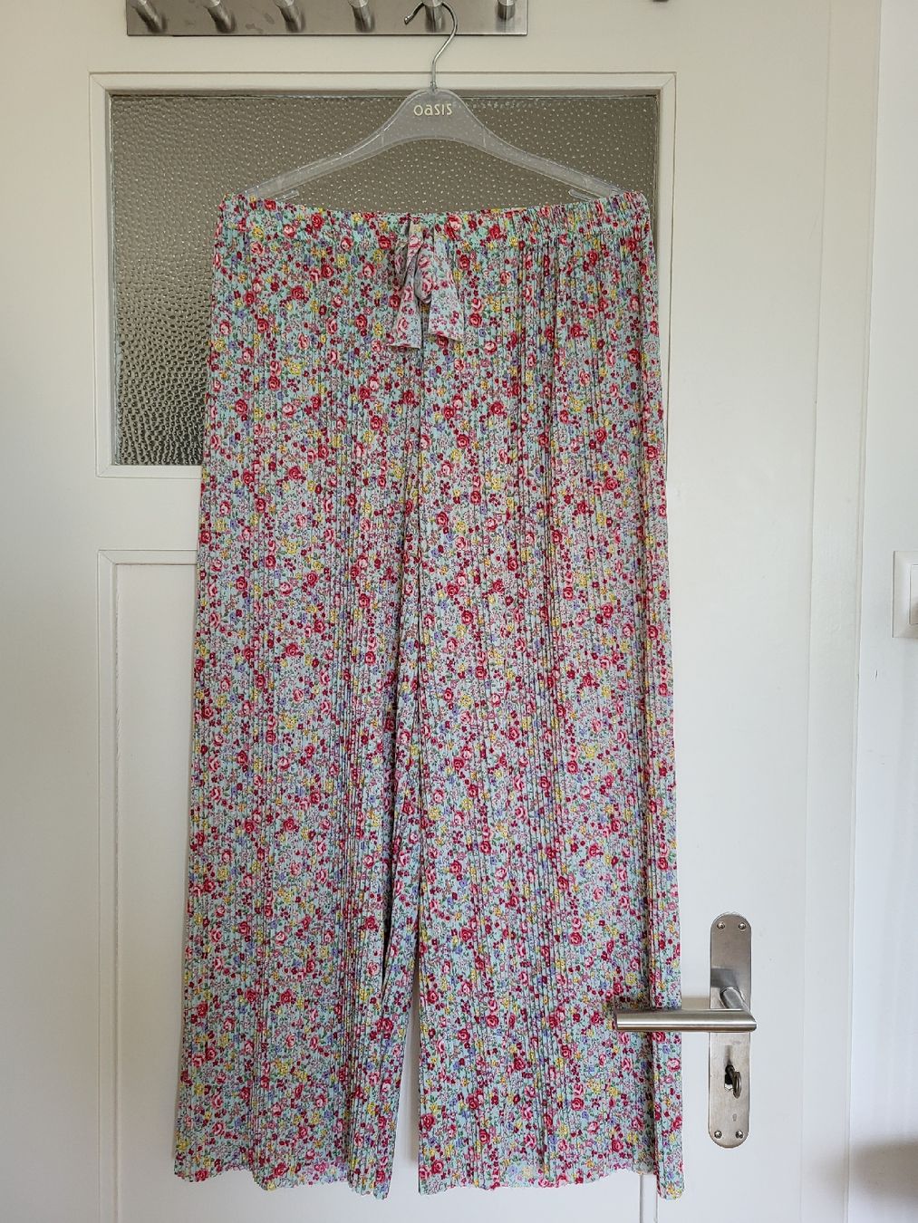 Pantaloni: Leichte Sommerhose im Blumenstil – Usato da Olten venduto da Greenbaglady