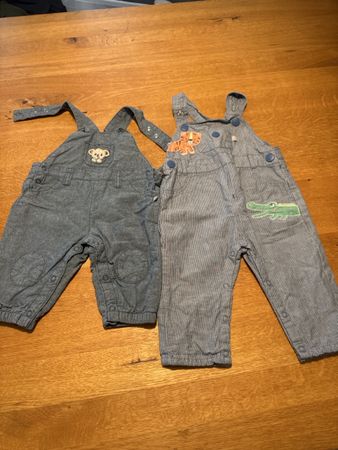 2x Baby-Latzhose Grösse 68 mit süssen Tier-Applikationen