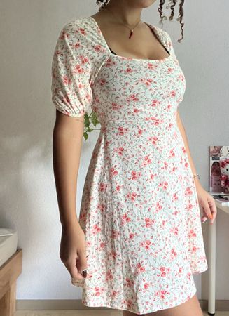 Kleid mit Blumenmuster Grösse 40 kurzes Puffärmel neuwertig 