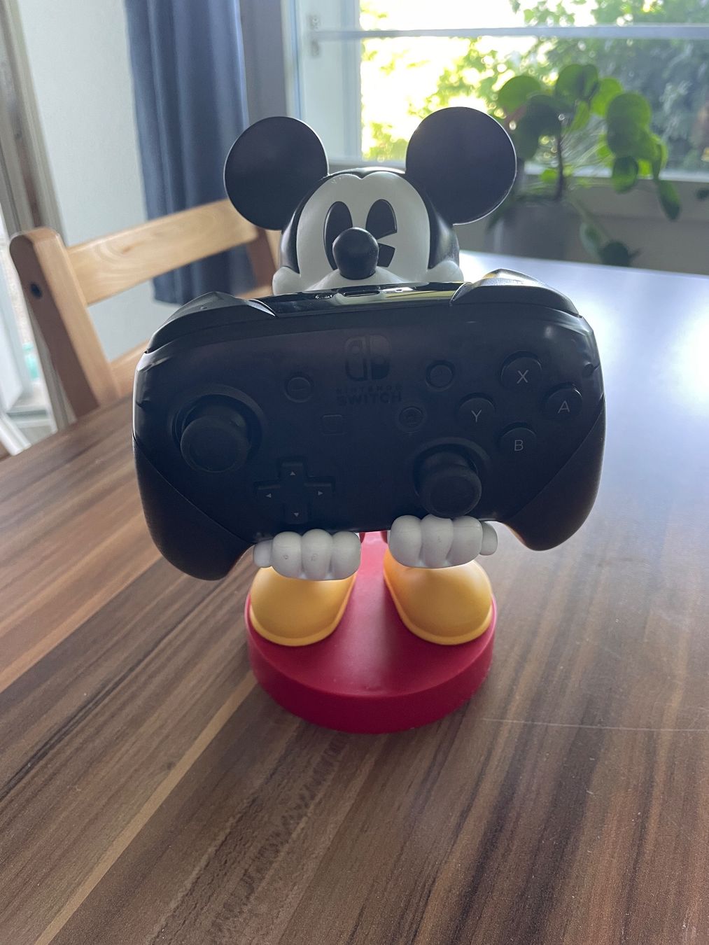 Nintendo Controller: Nintendo Switch Pro Controller + Mickey Mouse Halter – Usato da Gattikon venduto da Sunfloor 2