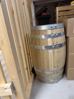 Holzfassdekoration mit Metallreifen
