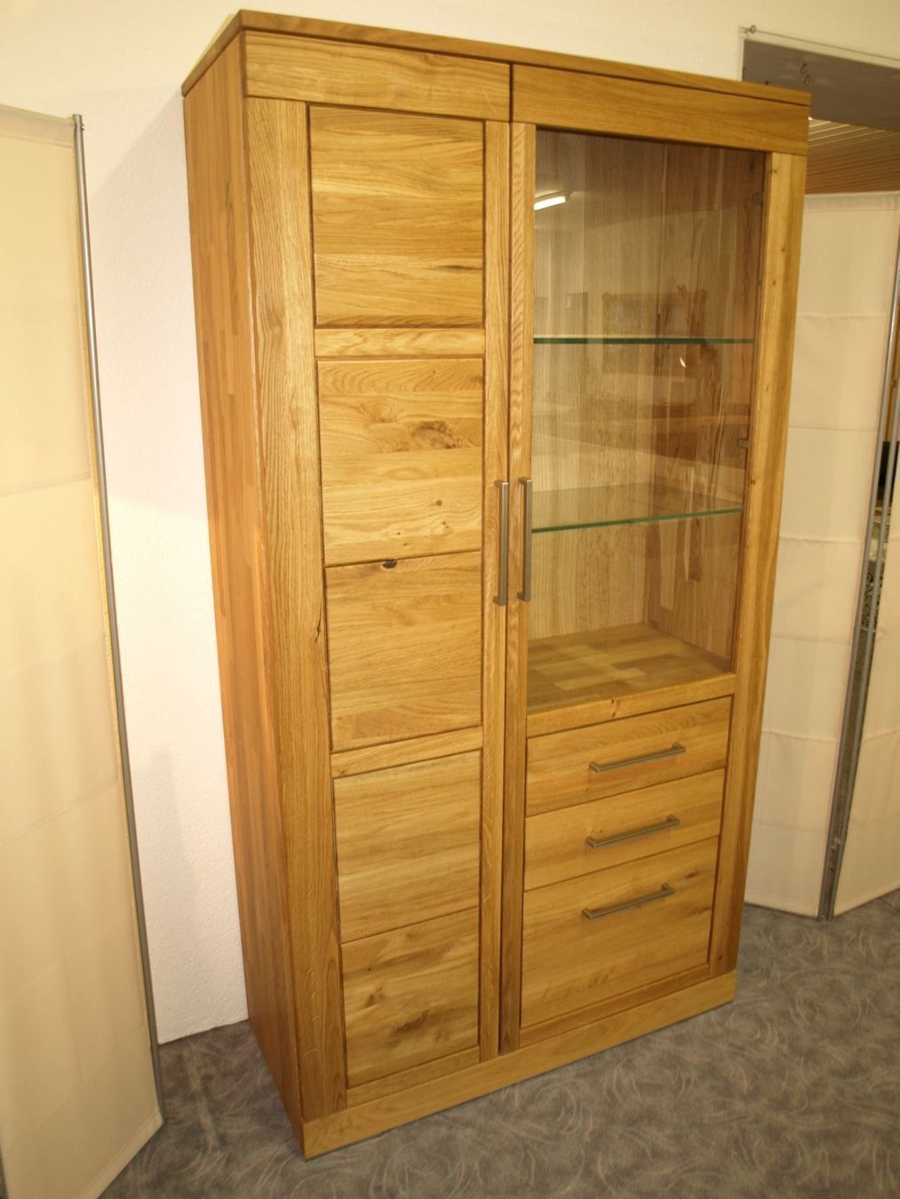 Vitrinen: Vitrine CASERA Asteiche massiv 100 cm – Neu (gemäss Beschreibung) aus Unterentfelden von moebelrufli