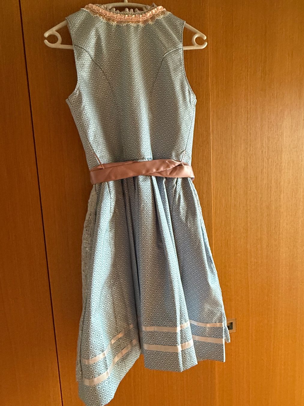 Krüger Kleider: Dirndl von Krüger madl – Gebraucht aus Oberwil-Lieli von Laeber 3